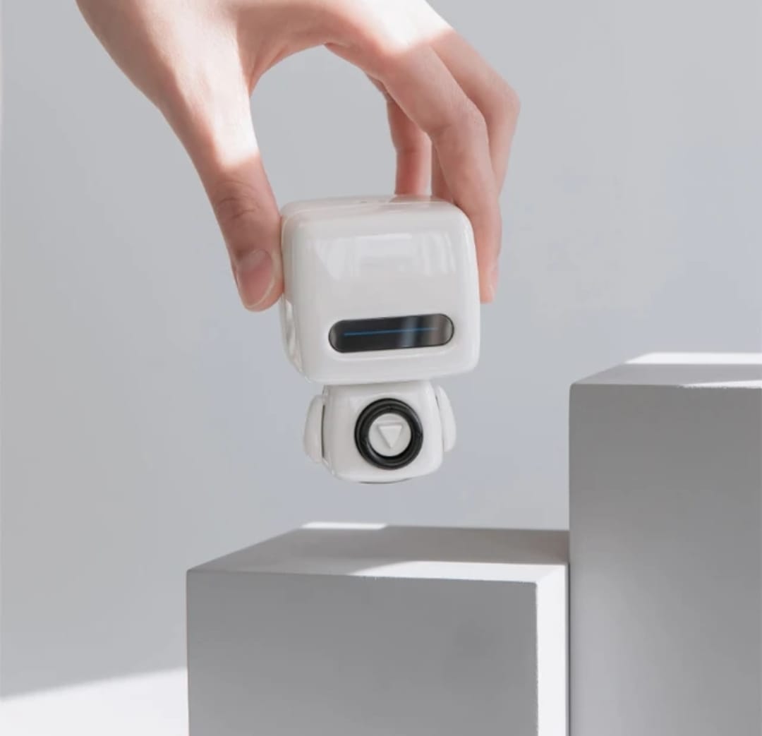 Mini Cute Robot Bluetooth Wireless Speaker Desk Setup Decor Diy Speakers Sound Bar USB Charging Selfie Photo Remote Control Toy